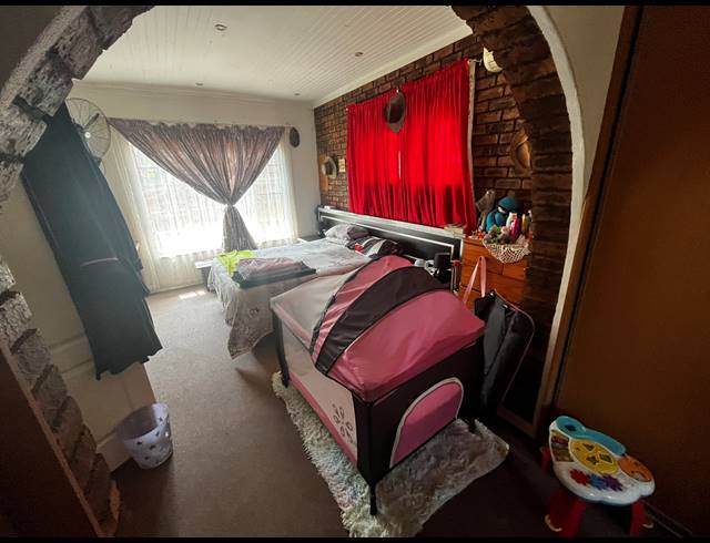 3 BEDROOM HOUSE FOR SALE IN DERSLEY